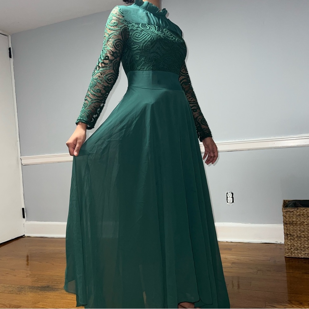 Beautiful elegant rich green dress with Lacey detailing. Great condition.